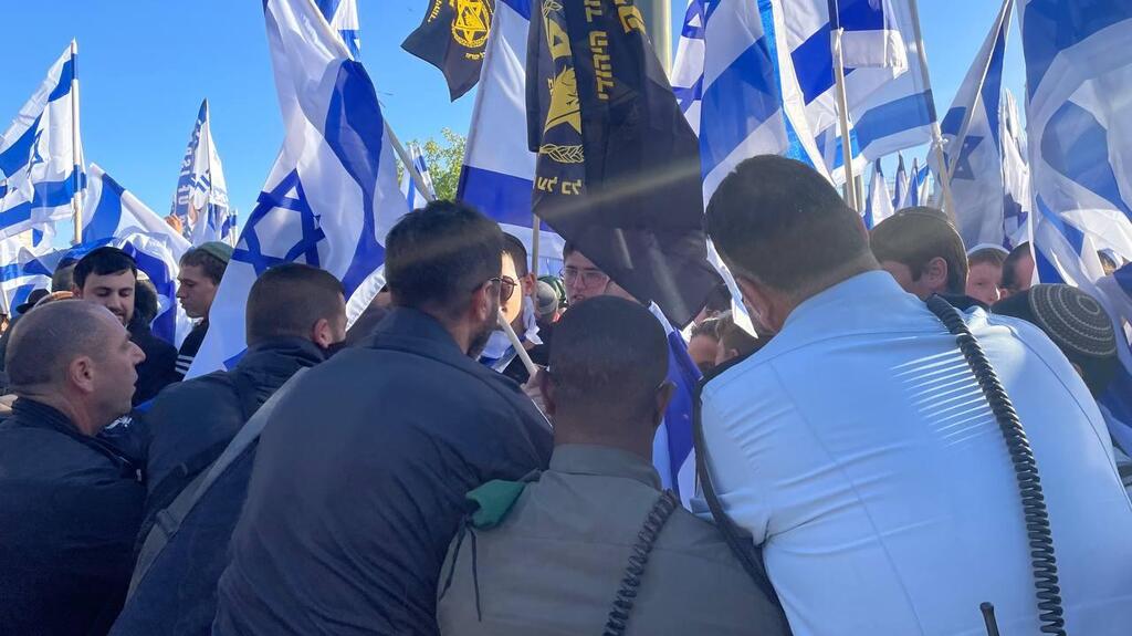 Police forces block right-wing marchers from entering the Old City of Jerusalem through the Damascus Gate (Photo: Haim Goldich) חסימה בכיכר צה"ל לכיוון שער שכם של מצעד הדגלים