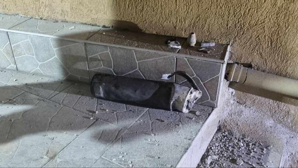 הרקטה בחצר הבית בשדרות (צילום: מתן צורי) רסיס הרקטה בשדרות