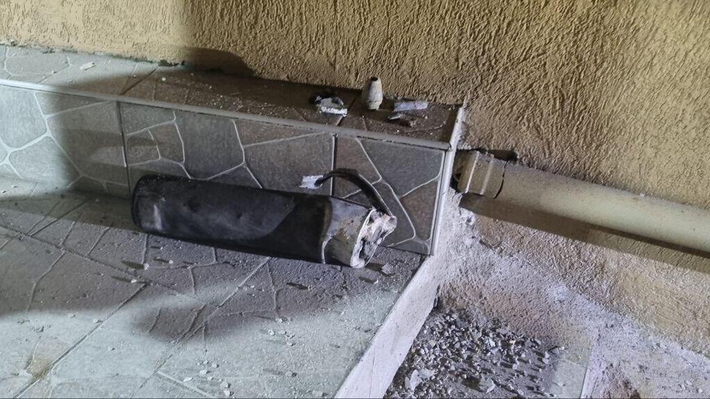 Part of a rocket launched from Gaza outside a home in Sderot on Wednesday (Photo: Matan Tzuri) רסיס הרקטה בשדרות