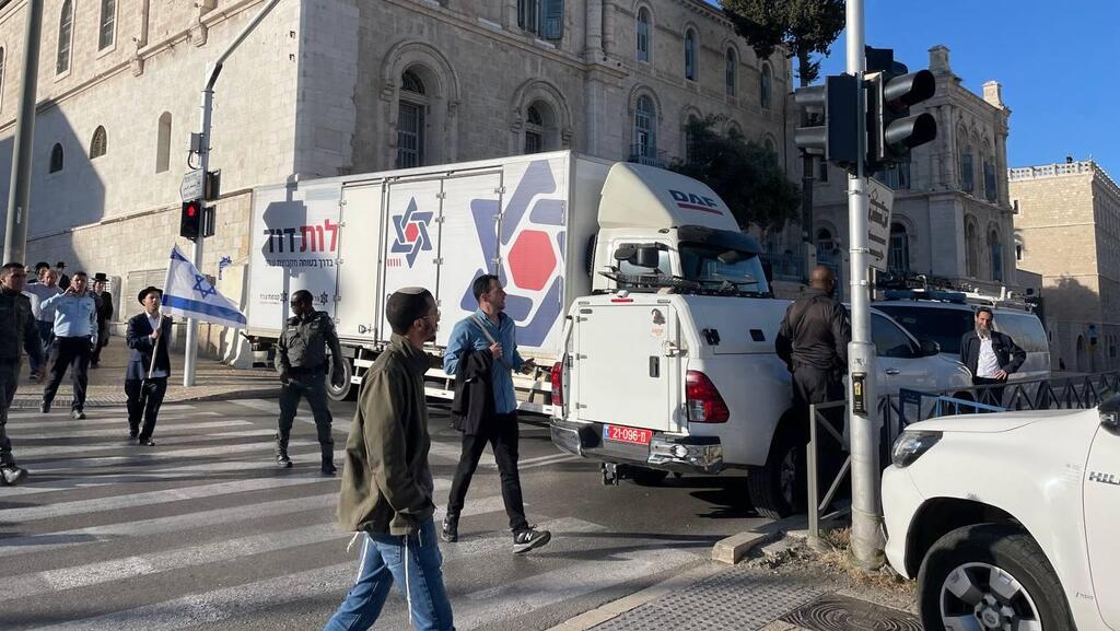 החסימה שהוצבה בדרכם של הצועדים (צילום: חיים גולדיטש ) חסימה בכיכר צה"ל לכיוון שער שכם של מצעד הדגלים
