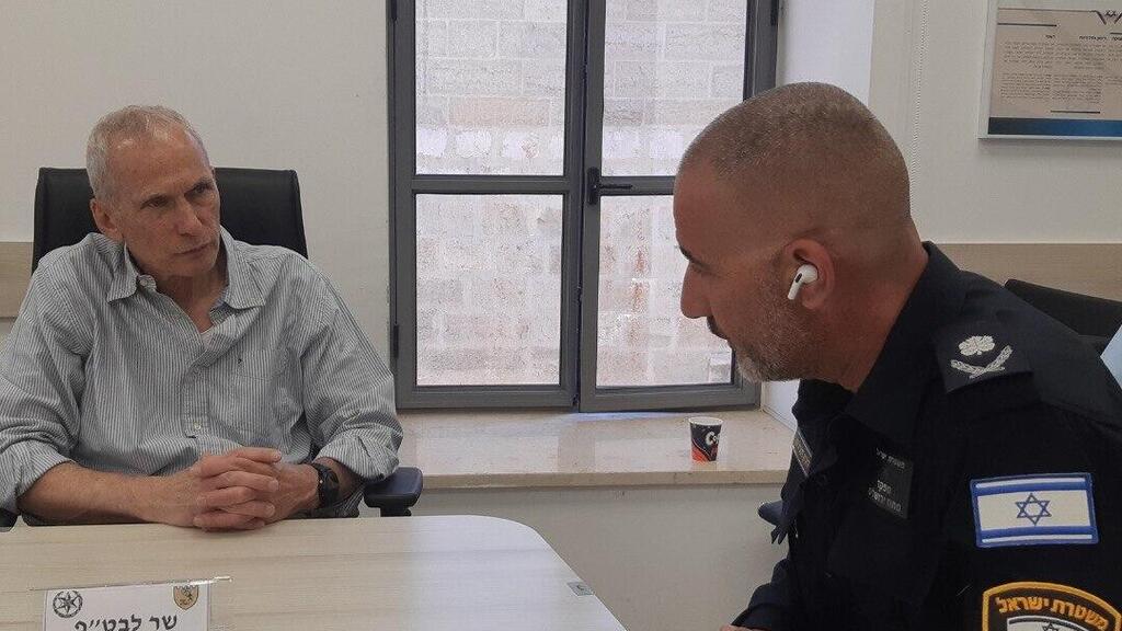 בר-לב בהערכת מצב, היום. גורם במשרדו: "המצב יכול להסלים עד כדי ירי טילים מעזה והבערת הארץ" (צילום: דוברות המשטרה) עמר בר לב נפגש עם סגן המפכ"ל