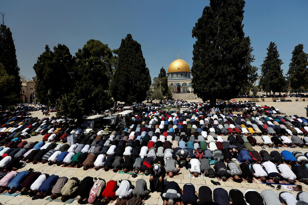 Muslim pray on the Al Aqsa Mosque compound during last Friday 