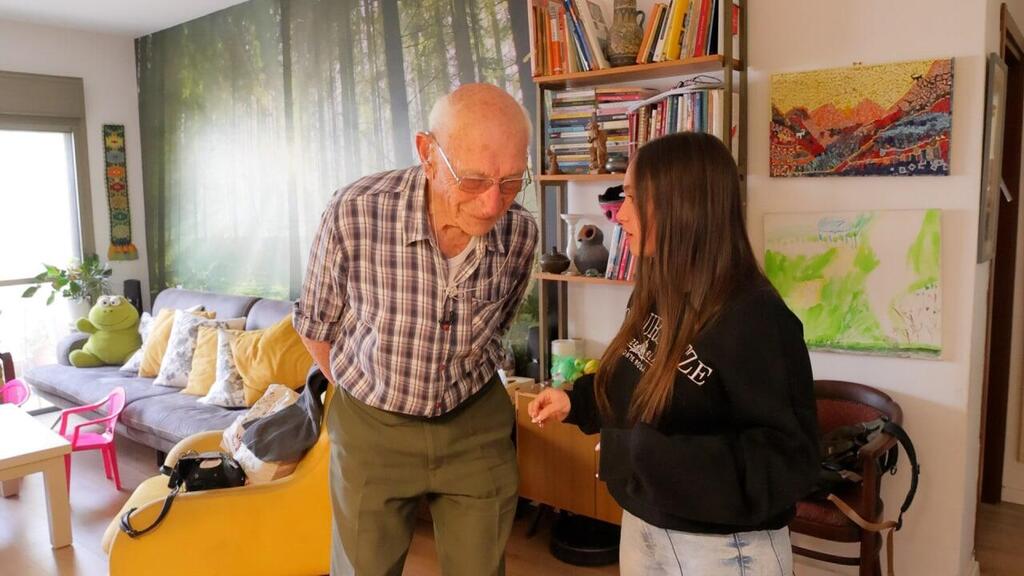 מוספי עם ויינרמן. "יכולה להעביר את הסיפור הזה הלאה" (צילום: ירון ברנר) יום הזיכרון לשואה ולגבורה השואה זיכרון בסלון שלום ויינרמן ספיר מוספי גיא גנדלמן