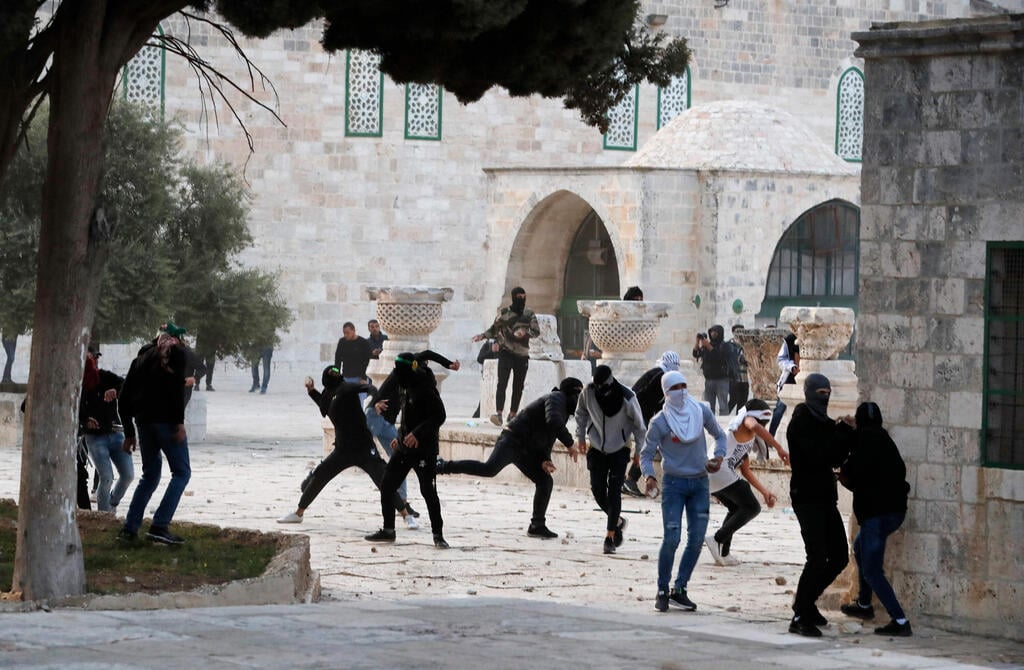 עימותים בהר הבית, שלשום (צילום: AFP ) עימותים ב הר הבית ידויי אבנים