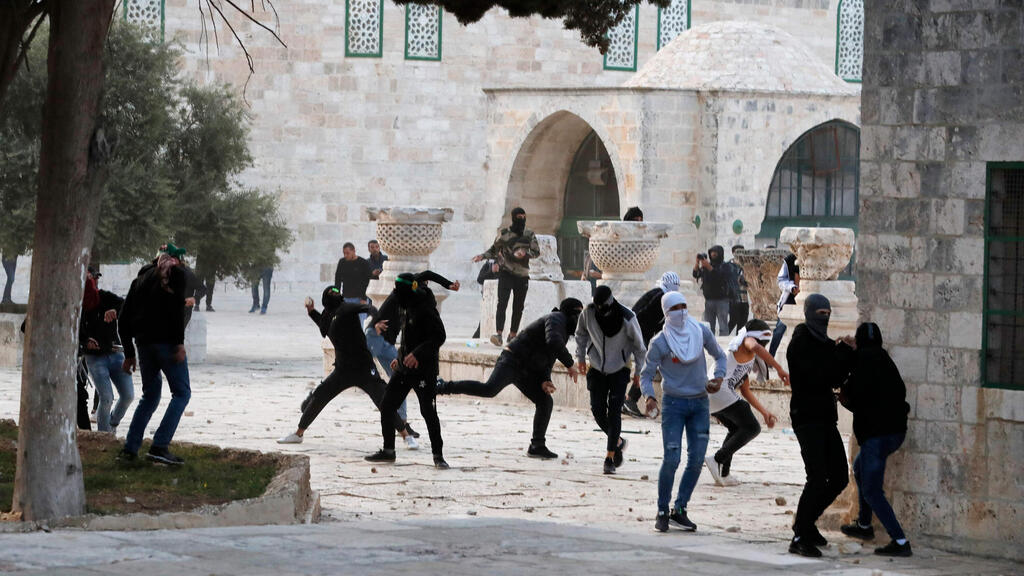 מתפרעים פלסטינים מיידים אבנים סמוך להר הבית, ברמדאן האחרון (צילום: AFP ) עימותים ב הר הבית ידויי אבנים
