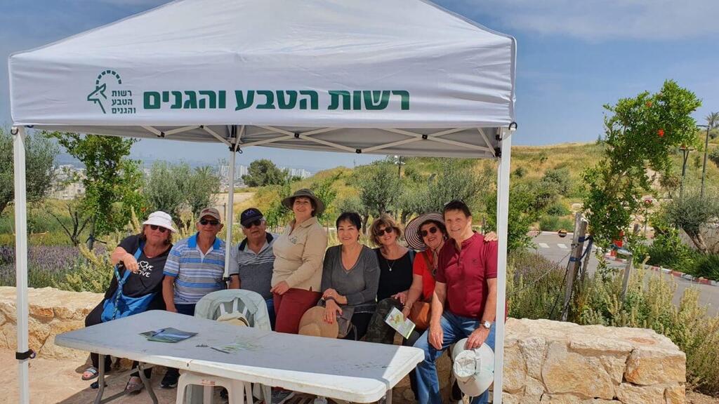 מתנדבי הגן הלאומי מגדל צדק בתחנת ההסברה בכניסה לאתר (צילום: סבטלנה בייבסקי, מתנדבת ברשות הטבע והגנים) מתנדבי הגן הלאומי מגדל צדק תחנת ההסברה גן הלאומי מטייליפ טיול פסח חג. צילום סבטלנה בייבסקי מתנדבת ברשות הטבע והגנים