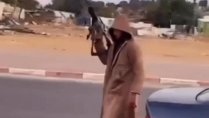 A gunman seen in broad daylight shooting at the electrical grid in Rahat ירי על שנאי חשמל ברהט