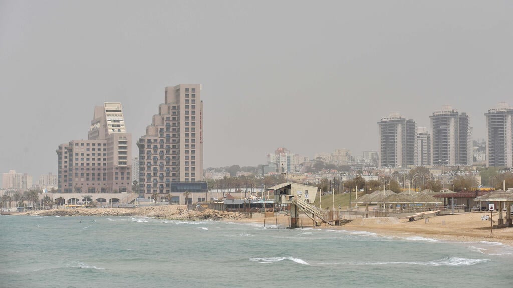 אובך בחיפה (צילום: שרון צור) אובך בחיפה