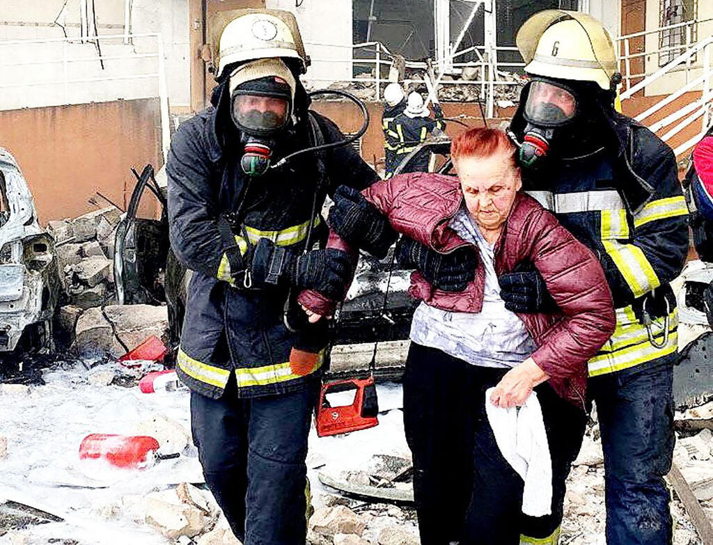 8 נהרגו ו-18 נפצעו (צילום: AFP / State Emergency Service of Ukraine) חילוץ אנשים באודסה