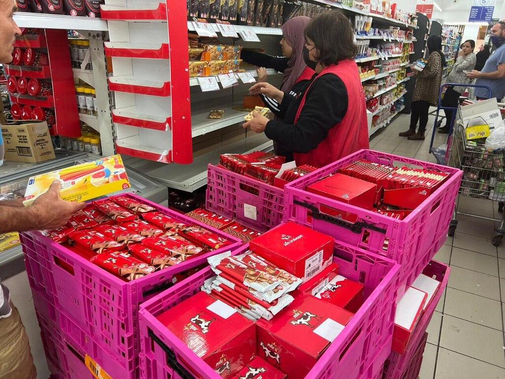 Elite chocolate products recalled from the shelves (Photo: Eitan Glickman) איסוף שוקולד עלית מהמדף