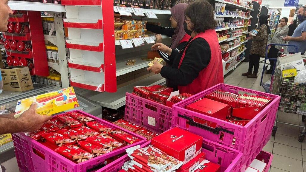 Strauss Group's 'Elite' chocolate products recalled from the shelves (Photo: Eitan Glickman) איסוף שוקולד עלית מהמדף