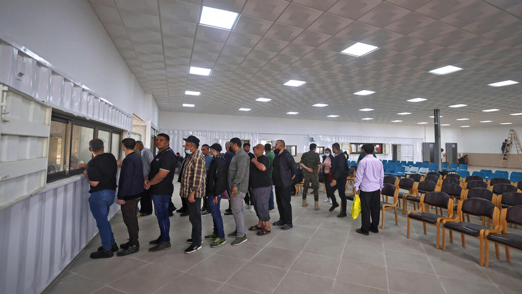 Palestinian workers crossing over to Israel (Photo: AFP) פועלים פלסטינים חוצים מרצועת עזה לישראל במעבר ארז