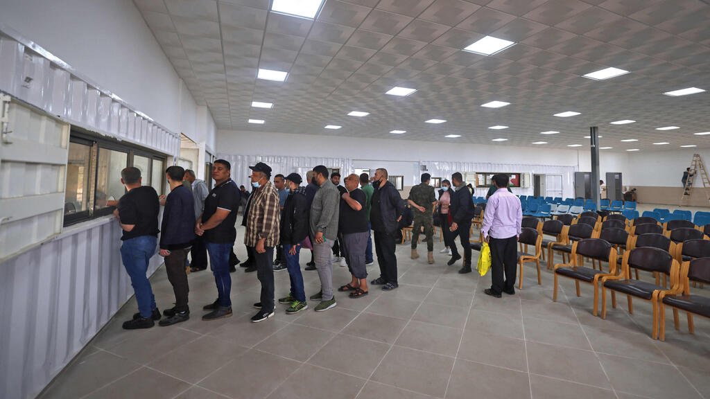 Palestinian workers crossing the border to Israel (Photo: AFP) פועלים פלסטינים חוצים מרצועת עזה לישראל במעבר ארז