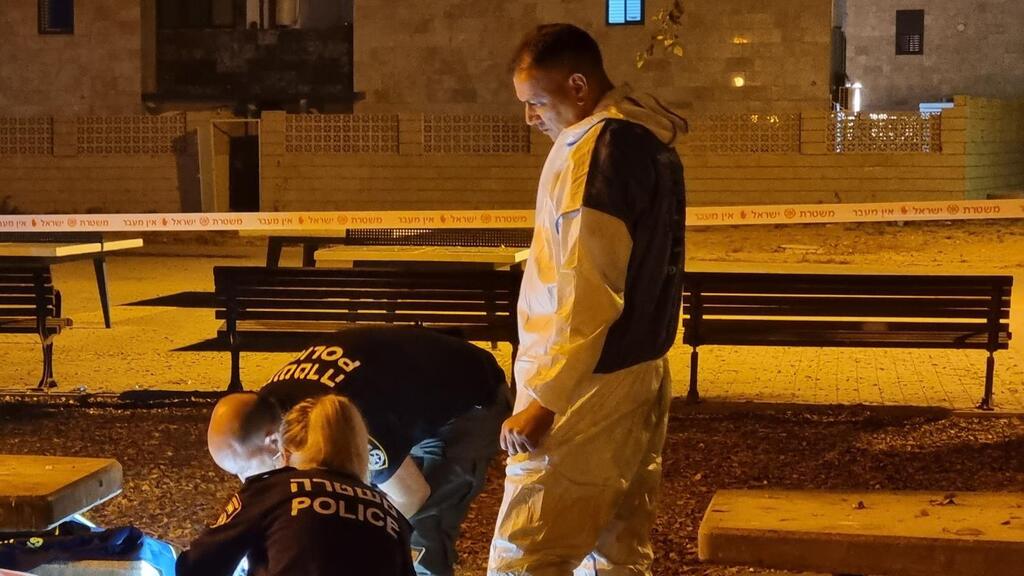 זירת הרצח באשדוד (צילום: דוברת המשטרה) צוותי משטרה בזירת הרצח