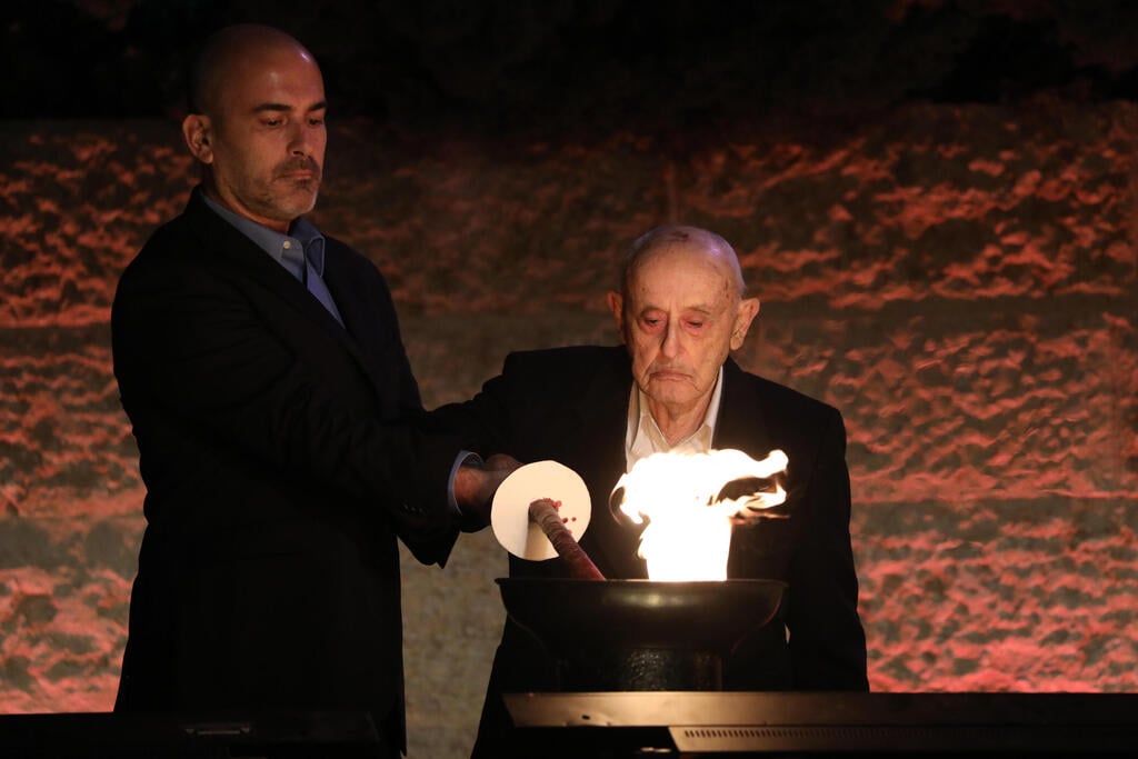 שורד השואה אריה שינלנסקי מדליק משואה בטקס ביד ושם (צילום: EPA) טקס יום הזיכרון לשואה ביד ושם