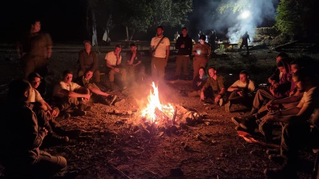 חיילים בשיחה על מורשת החטיבה (צילום: דובר צה''ל) חטיבה 7 צועדת מקטעים בשביל ישראל לזכר הנופלים