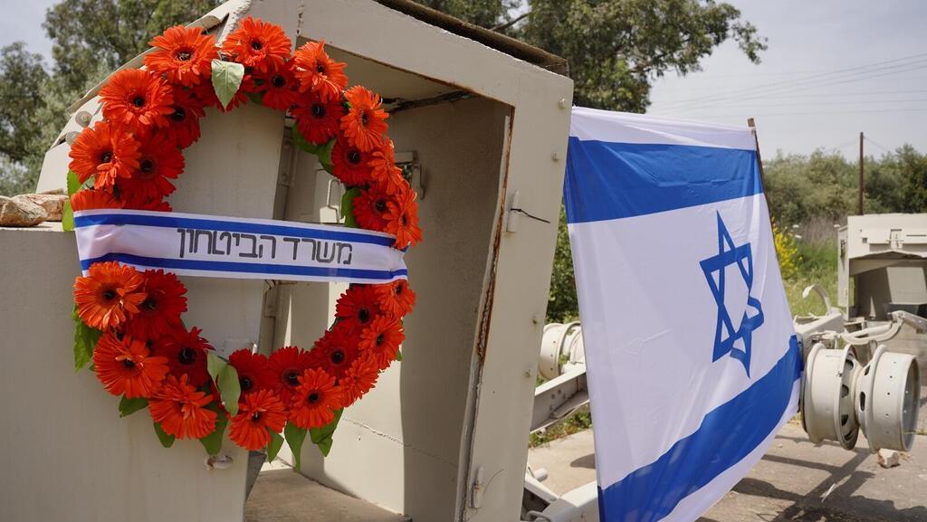 הצבת דגלי ישראל על המשוריינים בשער הגיא (צילום: אגף דוברות והסברה, משרד הביטחון) הצבת דגלי ישראל על המשוריינים בשער הגיא