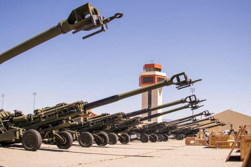 תותח תותחי הוביצר ארטילריה מועמסים ב-21 או 22 באפריל על מטוס תובלה של חיל הנחתים האמריקני בבסיס בקליפורניה ארה"ב במסגרת הסיוע הצבאי ל אוקראינה במלחמה מול רוסיה