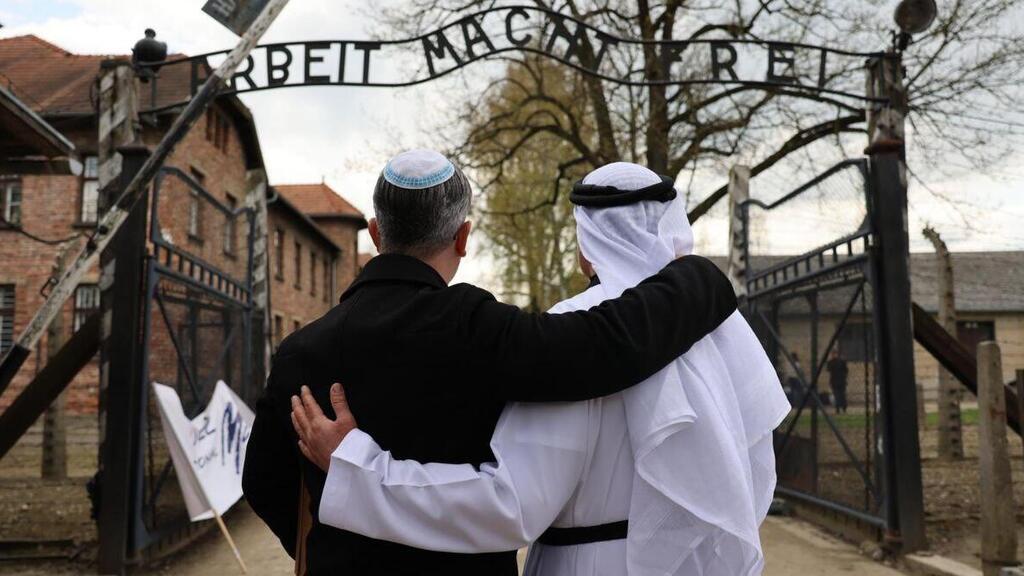 An Arab and a Jew during March of the Living (Photo: Tali Natapov) איתן ניישלוס נכד לניצולת שואה ואחמד עוביידה אל מנסורי באושוויץ
