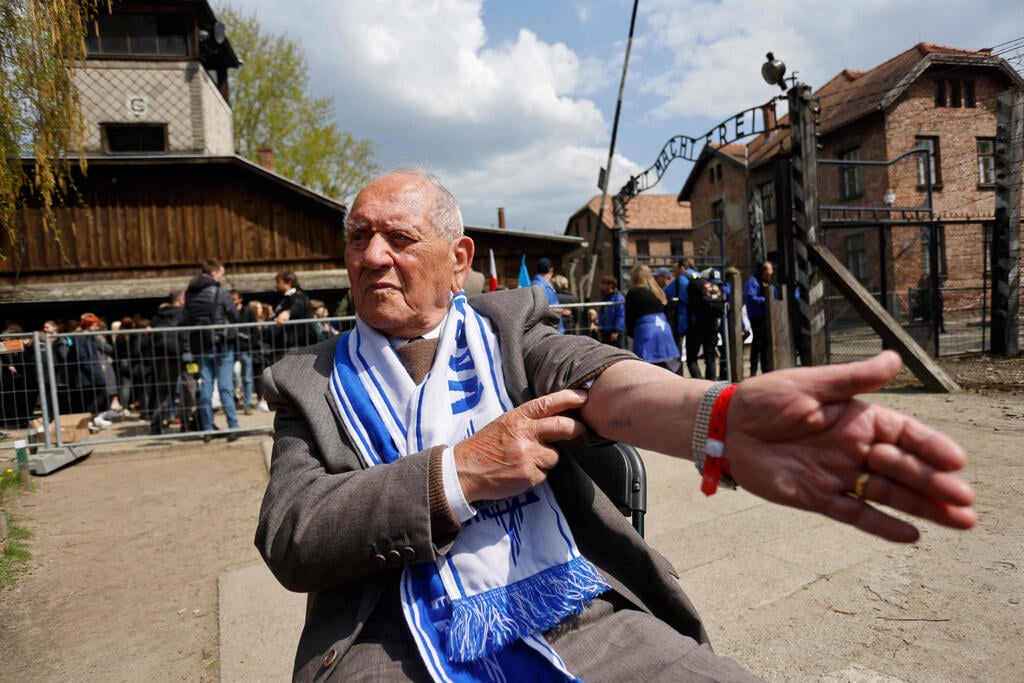 A Holocaust survivor shows his tattoed number (Photo: AFP) מצעד החיים באושוויץ
