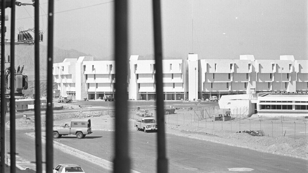 בניית בתים ודירות באופירה, 1977. מבני היישוב לא נהרסו אלא נמכרו לממשל המצרי (צילום: דוד רובינגר) בניית בתים ודירות באופירה, 1977