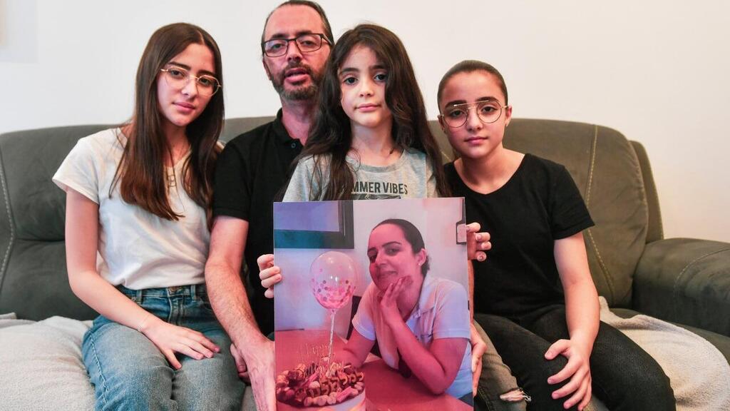 "היית וונדרוומן אמיתית". הבעל טל והילדות אפרת, נועה ויהלי יצחק (צילום: חיים הורנשטיין) משפחתה של לורה יצחק שנהרגה בפיגוע בבאר שבע