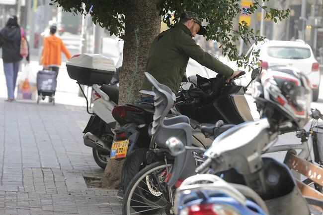 קטנוע? אנחנו אוהבים (צילום: מוטי לבטון) קטנוע? אנחנו אוהבים