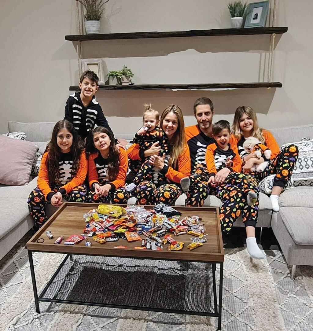 בהרכב משפחתי מלא ( צילום: אלבום משפחתי) מיכל ורן אליעז עם ששת ילדיהם, בגילאי 13 עד שנה וחצי