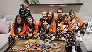 מיכל ורן אליעז עם ששת ילדיהם, בגילאי 13 עד שנה וחצי