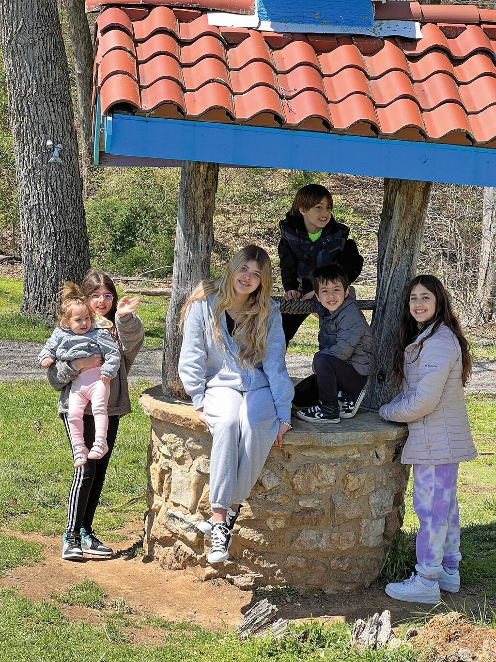 הצאצאים לבית אליעז ( צילום: אלבום משפחתי) ששת הילדים