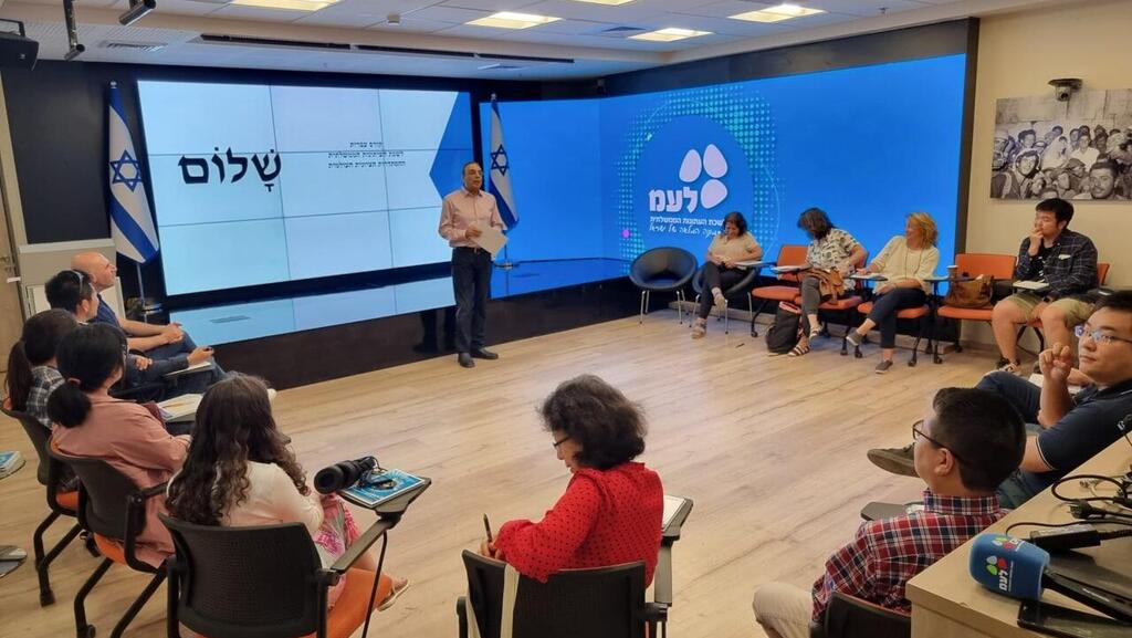 לראשונה לשכת העיתונות הממשלתית וההסתדרות הציונית פתחו אולפן ללימודי עברית לעיתונאים זרים