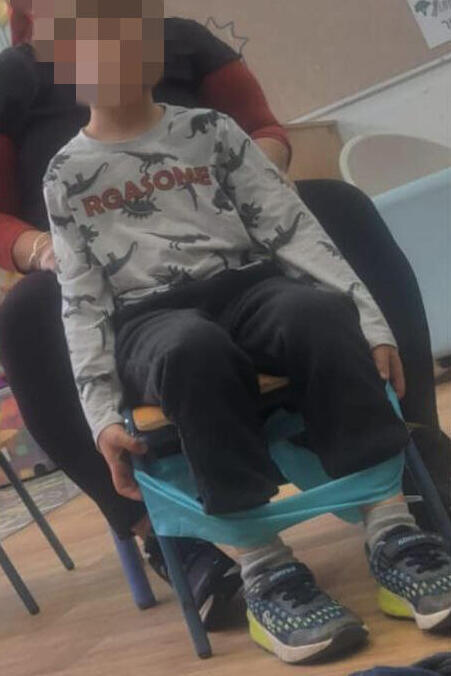 "מי חושב שצוותי חינוך יקשרו את הבן שלו?". תמונה של הילד קשור תיעוד ההתעללות