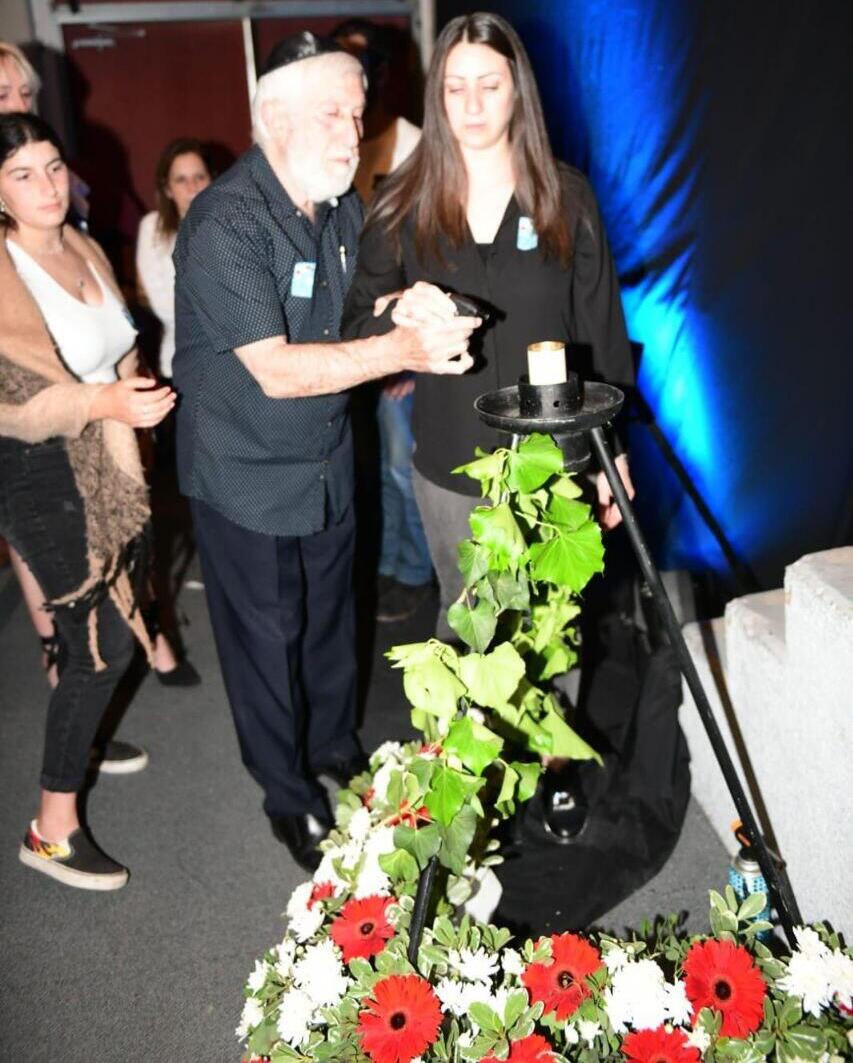 ג'ריס חורי עם כיפה שחורה, בעצרת הזיכרון בנוף הגליל (צילום: עיריית נוף הגליל) ג'ריס חורי אביו של אמיר חורי