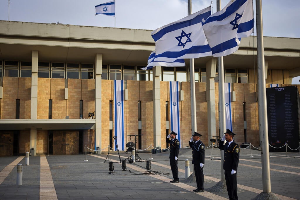דגלי הלאום ברחבת הכנסת הורדו לחצי התורן (צילום: נועם מושקוביץ, דוברות הכנסת) דגלי הלאום ברחבת הכנסת הורדו לחצי התורן