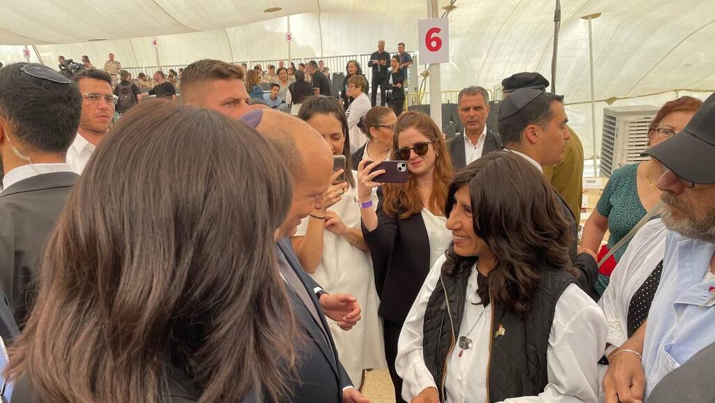 בנט ואריאלה דנוך, שאת אחיה הזכיר בנאומו (צילום: חיים גולדיטש) נפתלי בנט עם משפחות שכולות