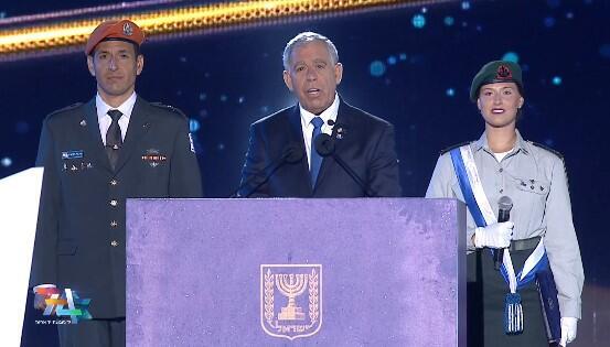 יו"ר הכנסת נואם בטקס. "אתם, אזרחי ישראל, השגתם אינספור הישגים ושיאים" (צילום : אולפני הרצליה, מרכז ההסברה המטה לאירועים וטקסים ממלכתיים) טקס הדלקת המשואות בהר הרצל
