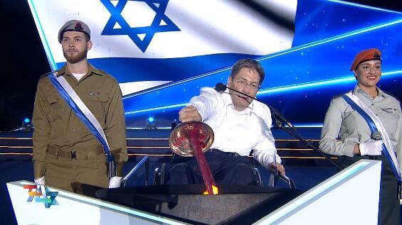 יו"ר ארגון נכי צה"ל עידן קלימן מדליק משואה (צילום : אולפני הרצליה, מרכז ההסברה המטה לאירועים וטקסים ממלכתיים) טקס הדלקת המשואות בהר הרצל