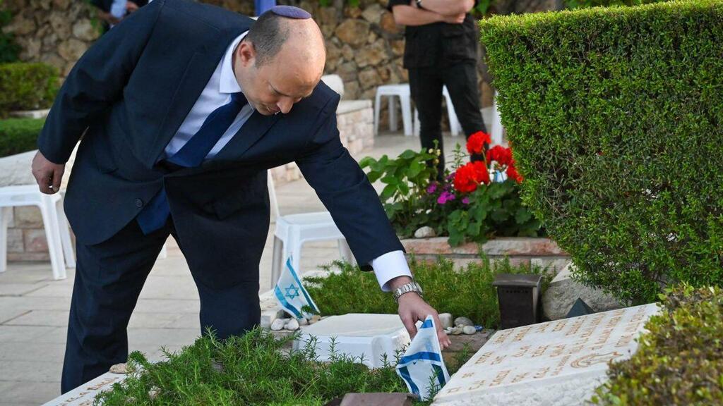 בנט בקברו של עמנואל מורנו (צילום: קובי גדעון, לע"מ) בנט בהר הרצל