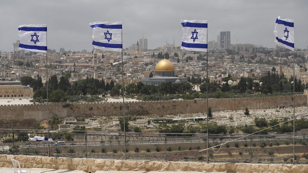 Temple Mount (Photo: AFP) דגלי ישראל בחצי התורן בירושלים
