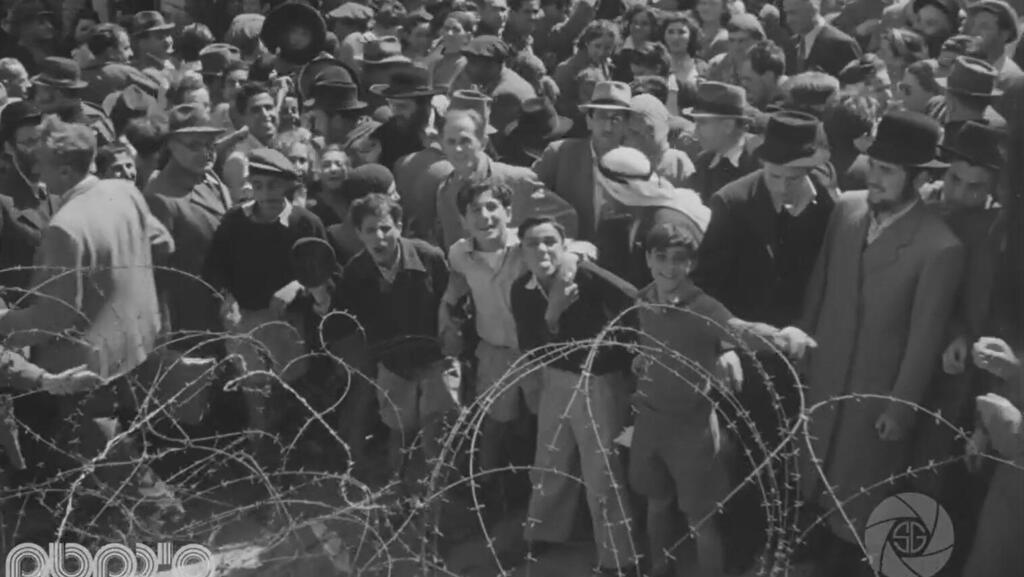 Jews in Jerusalem celebrate the British Mandate cancelling mandatory curfew (Photo: Cinameteque Jerusalem/Sherman Greenberg) הקהל בירושלים צוהל בעקבות הסרת העוצר הצבאי בידי שלטונות המנדט הבריטי