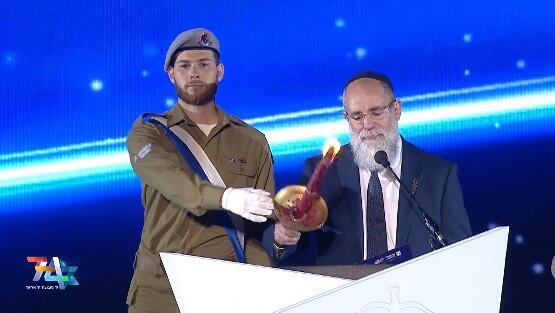 קלמן סמואלס, מייסד ארגון "שלווה", מדליק משואה (צילום : אולפני הרצליה, מרכז ההסברה המטה לאירועים וטקסים ממלכתיים) טקס הדלקת המשואות בהר הרצל