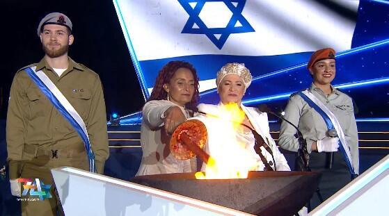 ד"ר שמחה גהתון ואנג'ל אלון הדליקו יחד משואה. אחת מסייעת לנוער בסיכון, והשניה פתחה את ביתה לילדי אומנה (צילום : אולפני הרצליה, מרכז ההסברה המטה לאירועים וטקסים ממלכתיים) טקס הדלקת המשואות בהר הרצל