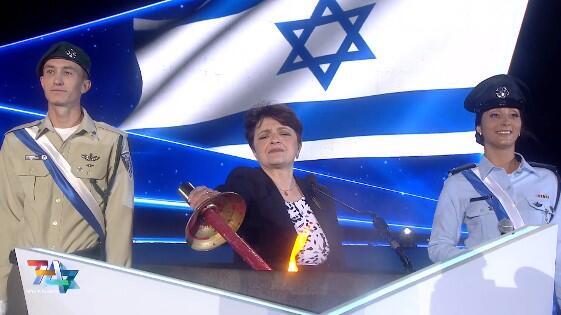 אליזבטה שרסטוק מהעיר סומי שבאוקראינה. חילצה משם 150 יהודים במהלך הקרבות (צילום : אולפני הרצליה, מרכז ההסברה המטה לאירועים וטקסים ממלכתיים) טקס הדלקת המשואות בהר הרצל