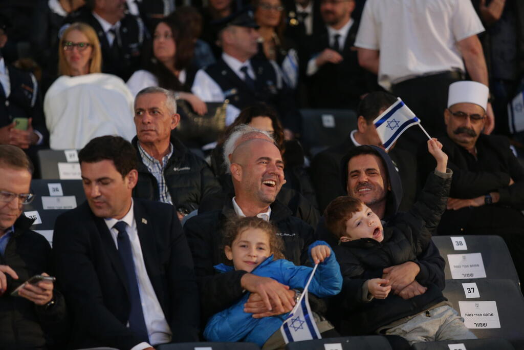 השר לשעבר ח"כ אמיר אוחנה עם משפחתו (צילום : אלכס קולומויסקי) טקס הדלקת המשואות בהר הרצל
