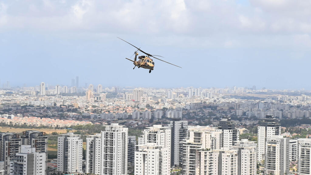 תל אביב חוף  מטוסים הטסה מטס חיל אוויר חיילים צבא צה"ל יום עצמאות חגיגה ישראל