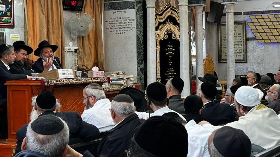 דרעי בשיעור בבית הכנסת אריה דרעי מעביר שיעור תורה לפני שהותקף ע''י ההמון החרדי מחוץ לבית הכנסת