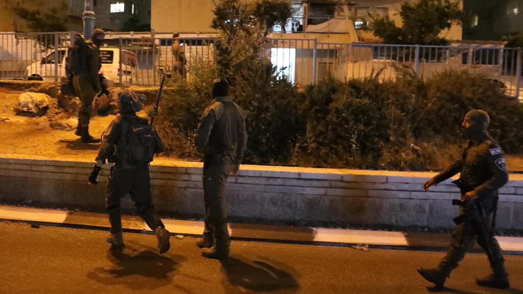 כוחות הביטחון בזירת הפיגוע באלעד ביום הפיגוע (צילום: שאול גולן) הזירה באלעד
