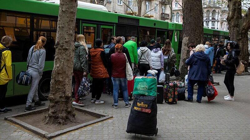 "המון אנשים כבר עזבו את השכונה, אבל יש גם הרבה שנשארו" (צילום: עמית שאבי) תושבי מיקולאייב מתפנים באוטובוסים לאודסה