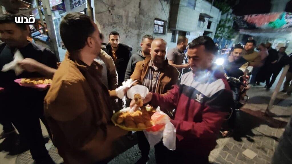 פלסטינים חוגגים בחאן יונס את הפיגוע באלעד פלסטינים חוגגים בחאן יונס את הפיגוע באלעד