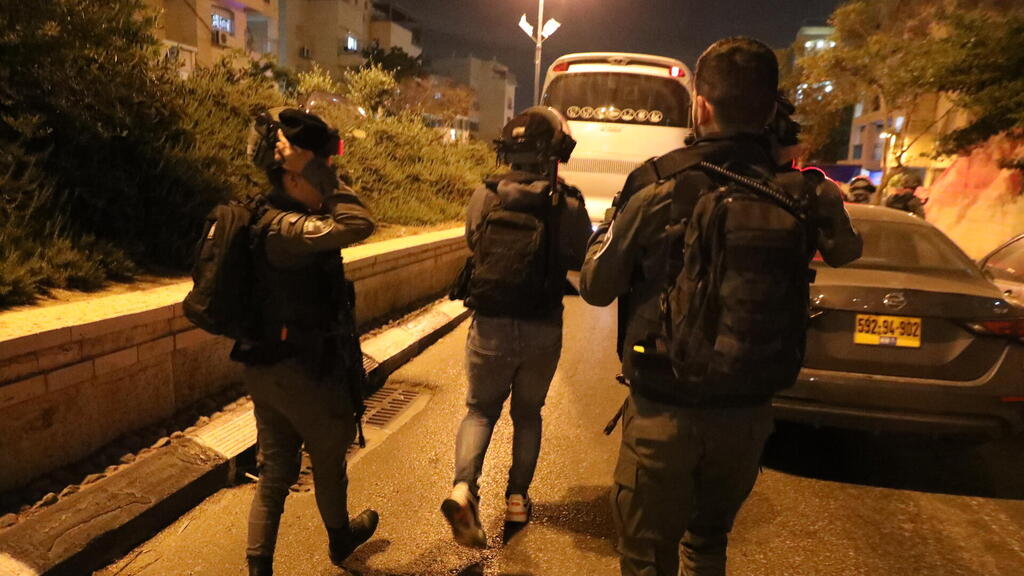 כוחות הביטחון אמש באלעד (צילום: שאול גולן) הזירה באלעד